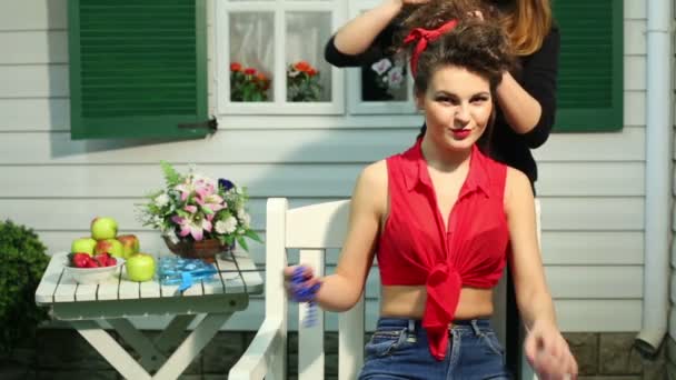 Peluquería hace peinado para mujer — Vídeos de Stock