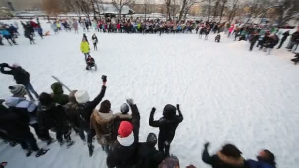 Adolescentes corriendo y lanzando bolas de nieve — Vídeos de Stock