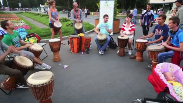 Tocar tambores africanos — Vídeo de stock