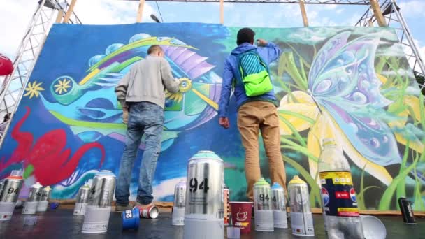 Twee jonge mannen schilderen graffiti — Stockvideo