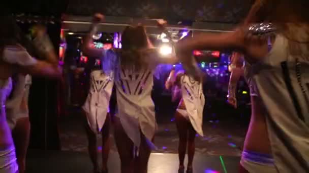 Showgirls in sexy costumes dancing — Stock Video