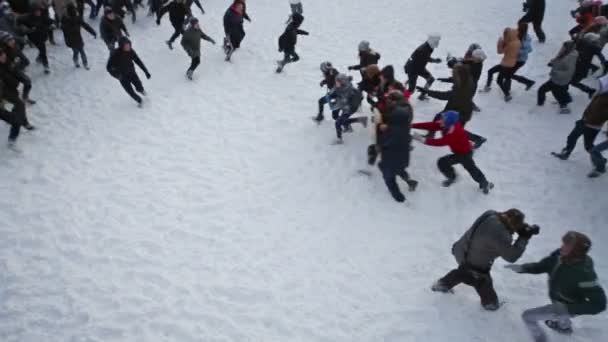 Jóvenes lanzando bolas de nieve — Vídeos de Stock