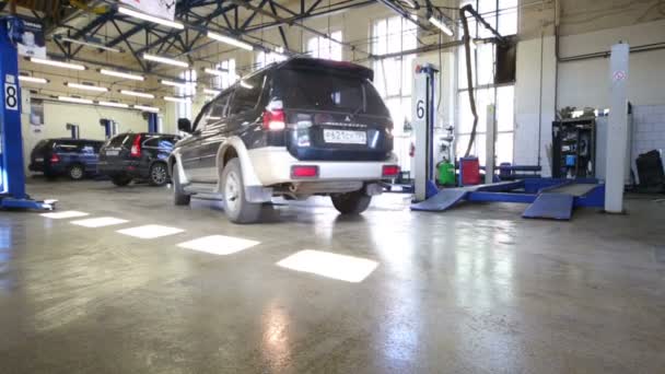 Zwarte auto drives in service station — Stockvideo