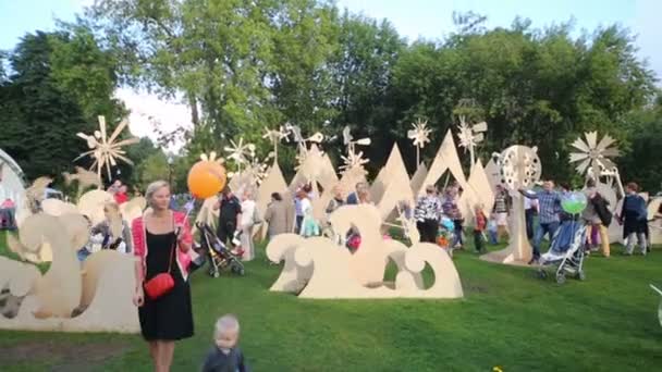 Figurines mobiles en bois au festival — Video