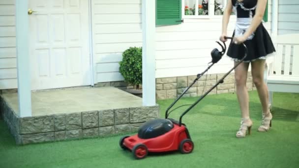 Pernas da empregada doméstica cortando gramado — Vídeo de Stock