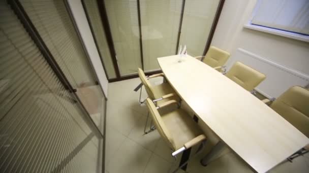 Mesa blanca y sillas en habitación vacía — Vídeo de stock