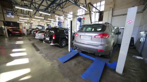 Автомобили ждут ремонта в автосервисе — стоковое видео