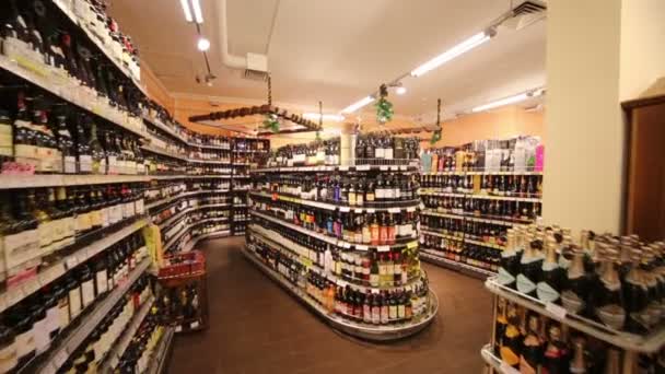 Sección de vinos en el supermercado Bahetle . — Vídeo de stock