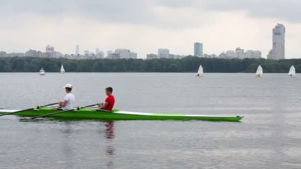 Oarsmen och små segelbåtar i Stroginskaya floodplain — Stockvideo