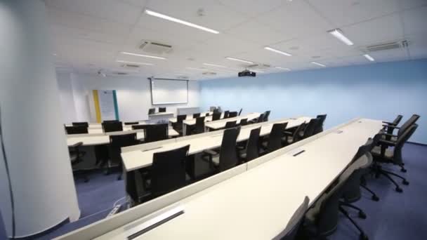 Lege kleine auditorium met bureaus, stoelen — Stockvideo