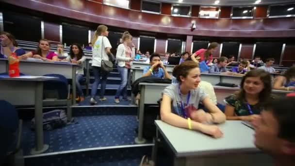 Jóvenes en un amplio auditorio — Vídeo de stock