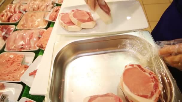 Handen van werknemers met stukjes rauw vlees — Stockvideo