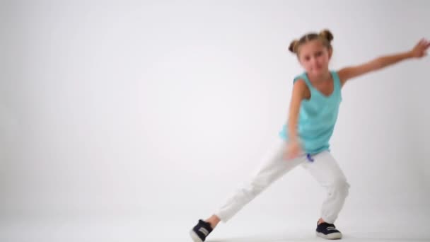 Девушка весело делать упражнения — стоковое видео