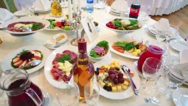 Mesa con comida y bebida en el restaurante — Vídeo de stock