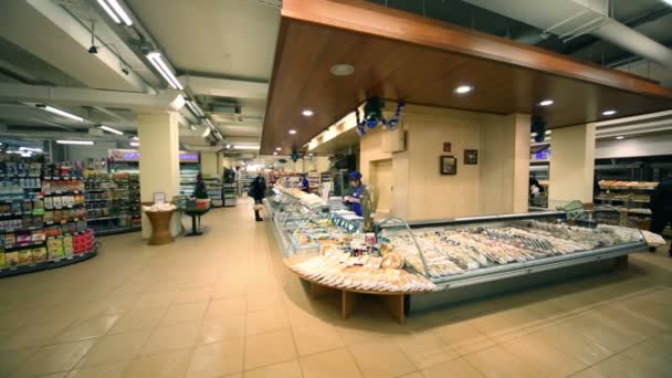 Vendedor y mostrador en el supermercado Bahetle — Vídeos de Stock