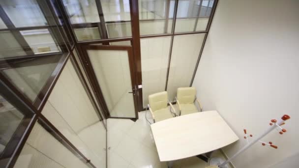 White table and chairs in meeting room — Stock Video