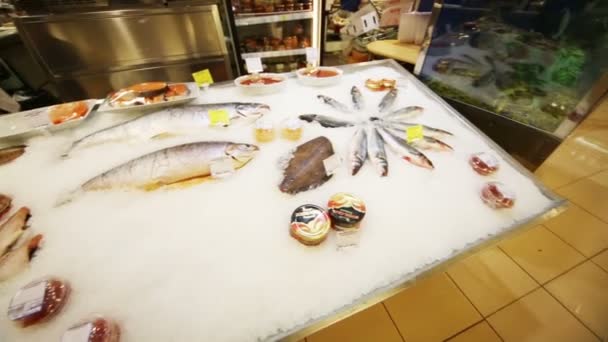 Ryby w supermarkecie domu żywności Bahetle. — Wideo stockowe
