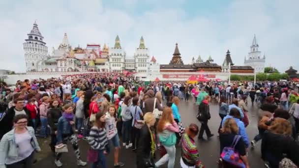 Människor i festivalen av indiska färger Holi — Stockvideo