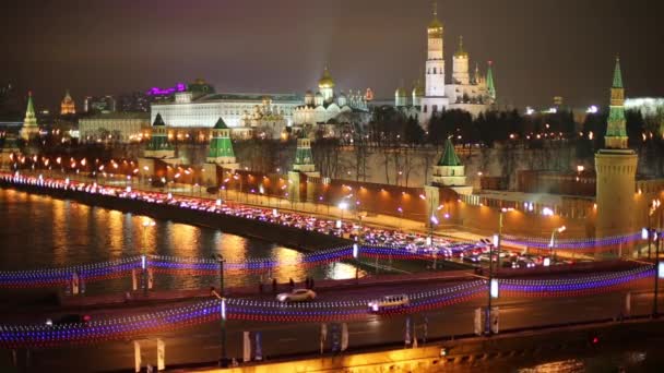 Bilar på Big Moskvoretsky Bridge — Stockvideo