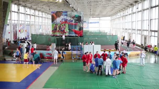 Niños en el gimnasio de la Universidad Técnica Estatal — Vídeos de Stock