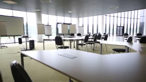 Пустой конференц-зал со стульями, проектор — стоковое видео