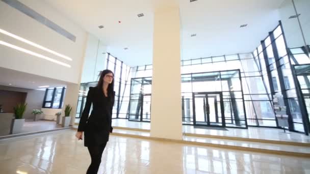 Woman in hall of business center — Stok video