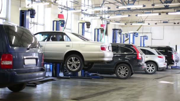 Auto's staan in modern service station — Stockvideo