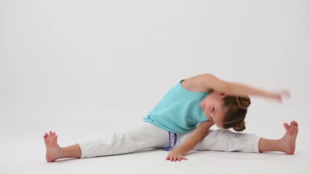 Маленькая девочка занимается гимнастикой — стоковое видео