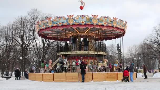 Carrousel met paarden in Central Park of Culture — Stockvideo