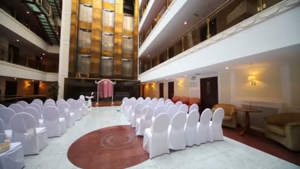Gran salón vacío para la ceremonia de boda . — Vídeos de Stock