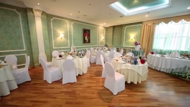 Mesas en restaurante decoradas para la celebración de la boda — Vídeo de stock