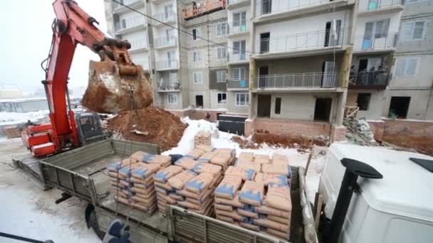 Werknemers bereiden zich voor op het lossen van pallet — Stockvideo