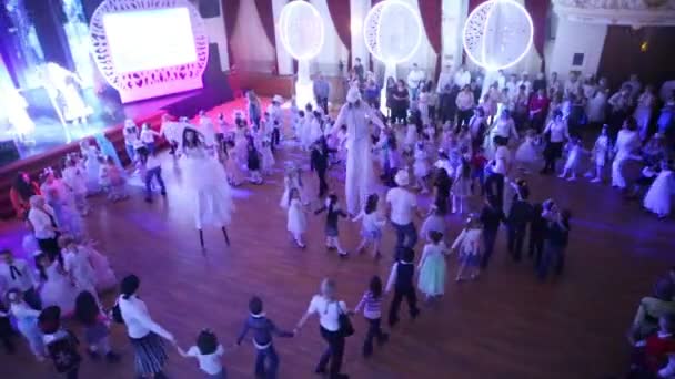 Kinder bewegen sich beim weißen Ball im Karussell — Stockvideo