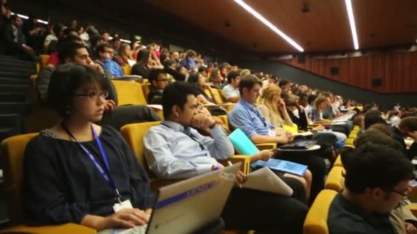 Gente en el auditorio de Global Youth — Vídeos de Stock