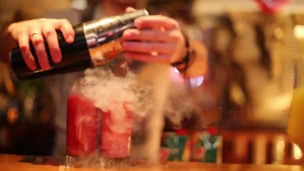 Hände junger Barkeeper bereiten Cocktails zu — Stockvideo