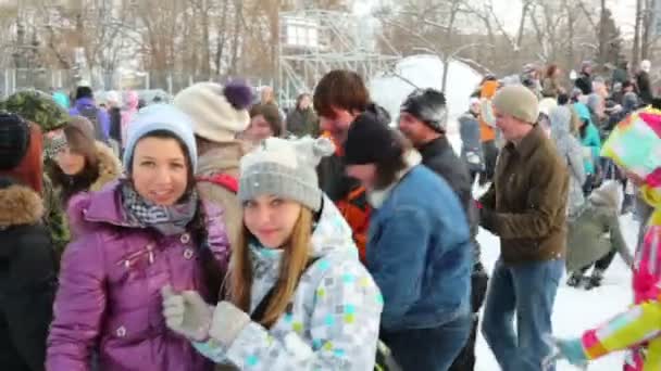 Люди развлекаются в Центральном парке — стоковое видео