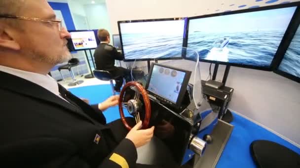 Båt Simulator på internationell utställnings transport — Stockvideo