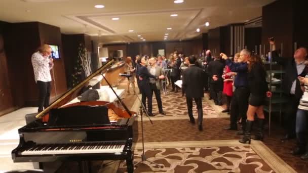 Presnyakov sjunger på konferens av ledare — Stockvideo
