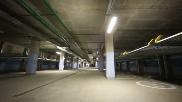 Ondergrondse parking met twee niveaus en elektro liften — Stockvideo