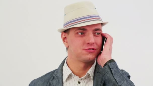 Чоловік розмовляє по мобільному телефону — стокове відео