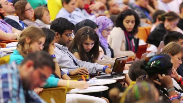 Jugend mit Notizbüchern bei Global Youth — Stockvideo