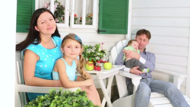Família senta-se à mesa com frutas — Vídeo de Stock