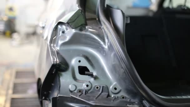 Parte de trás do corpo do carro de metal cinza — Vídeo de Stock
