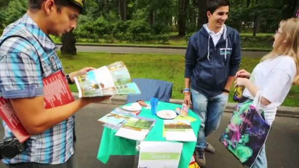 Representante de Eslovaquia, visitantes de la exposición interactiva — Vídeos de Stock