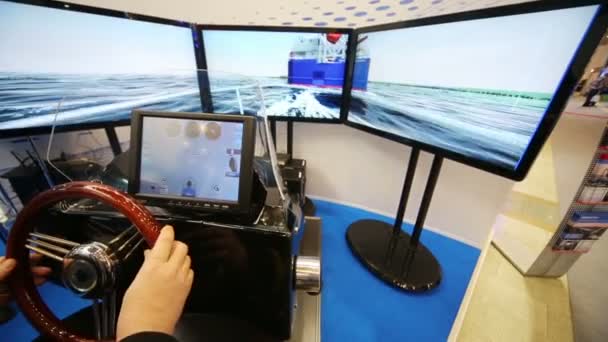 Volante e telas do simulador de barco — Vídeo de Stock