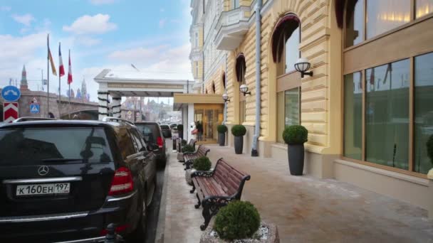 A Baltschug Kempinski Hotel bejárata — Stock videók