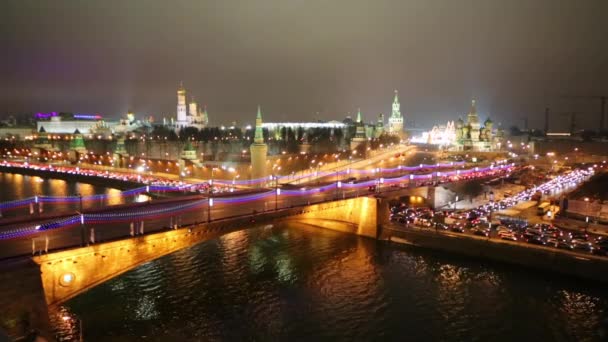 Coches en el puente Moskvoretsky Grande — Vídeos de Stock