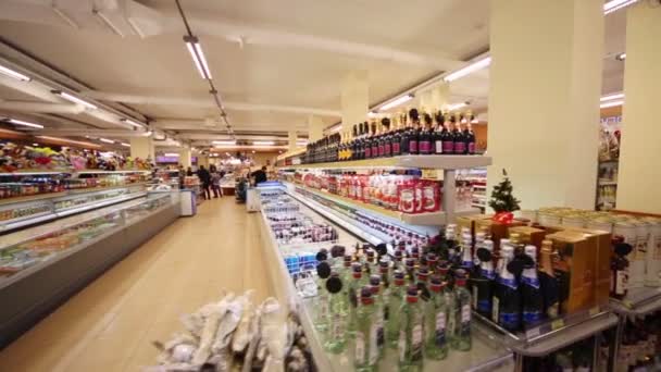 Zaměstnanci v supermarketu domácího jídla Bahetle. — Stock video