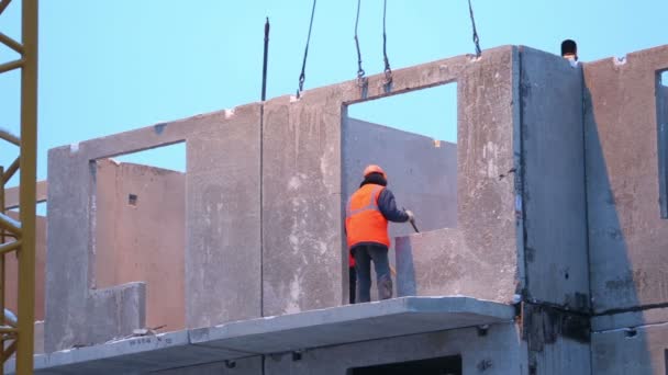 Trabajadores montan losa de hormigón — Vídeo de stock