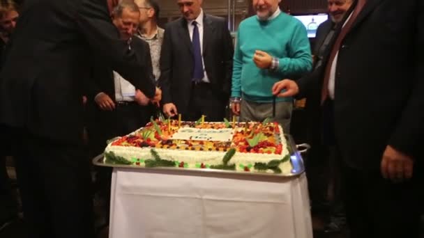 Couper le gâteau après la Conférence des dirigeants — Video